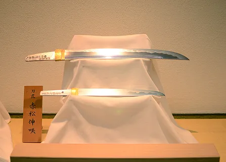 於加賀國 山口清房作之 脇指（上）吉備国伸咲作之　短刀（下）