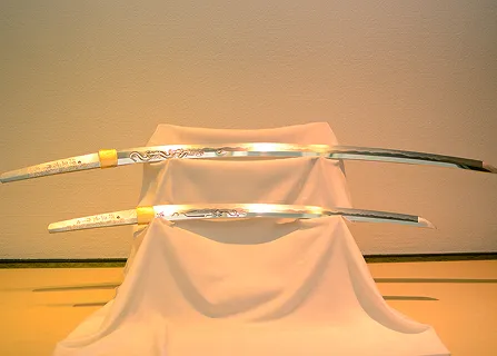 源 正光　刀（上）源 正光　脇指（下）