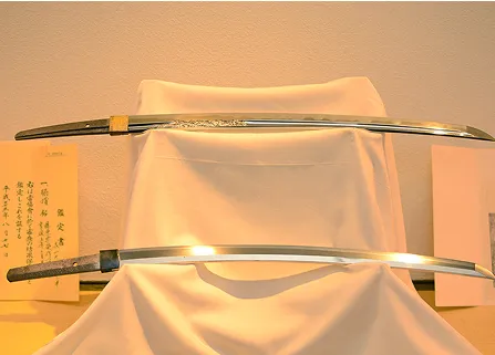 藤原宗榮作　脇指（上）<br>備前国長船住大和大掾藤原祐定作　脇指（下）